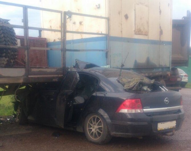 В Башкирии «Опель» врезался в прицеп грузовика погиб человек (1).jpg