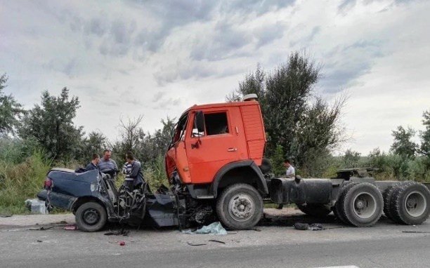 23 июля, на трассе Алматы — Астана ДТП с легковушкой и "Камазом": двое погибших