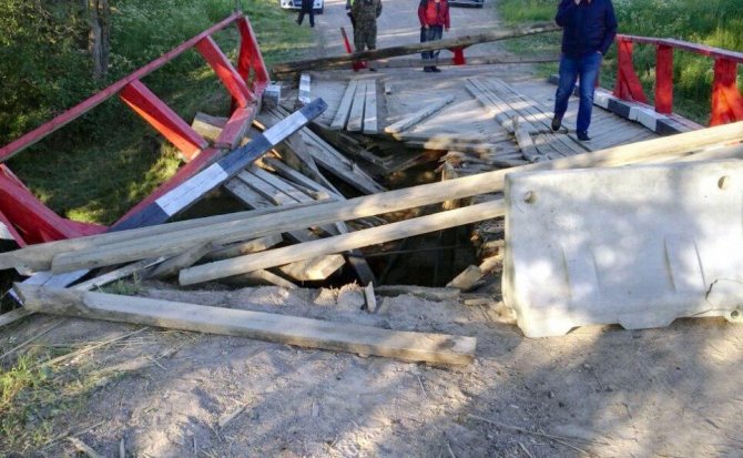 Грузовик с песком провалился на деревянном мосту в Ленобласти