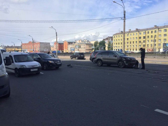 ВАЗ подбил две иномарки в Петербурге (2).jpg
