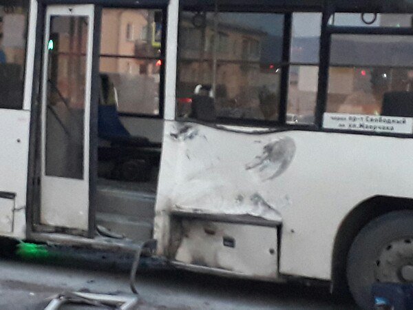 Мотоциклист погиб в ДТП с горящим автобусом в Красноярске (5).jpg