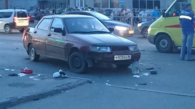 В Екатеринбурге при столкновении мотоцикла и ВАЗа погиб человек (3).jpg