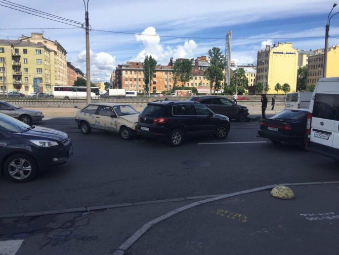 ВАЗ подбил две иномарки в Петербурге (1).jpg