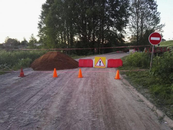 Грузовик с песком провалился на деревянном мосту в Ленобласти
