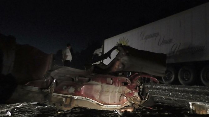 Под Тюменью грузовик «отправил» Daewoo под фуру погибли два человек (2).jpg