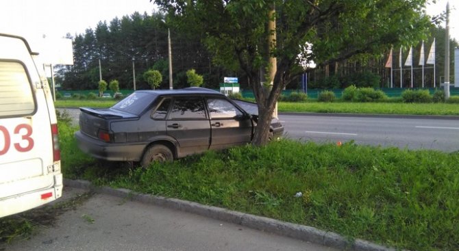 В Ижевске пьяный водитель врезался в столб (2).jpg