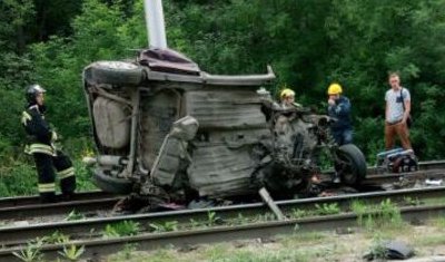 В Кемерове легковушку намотало на столб: погиб человек