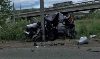 В Красноярске иномарка врезалась в столб – погиб пассажир
