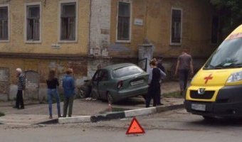 В центре Саратова иномарка врезалась в дом