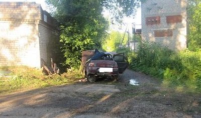 В Краснокамске водитель без прав врезался в дом: погиб молодой пассажир