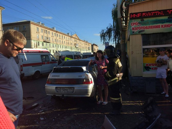 В Челябинске автомобиль после ДТП вылетел на остановку и сбил женщину с ребенком (7).jpg