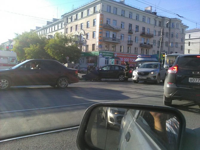 В Челябинске автомобиль после ДТП вылетел на остановку и сбил женщину с ребенком (3).jpg