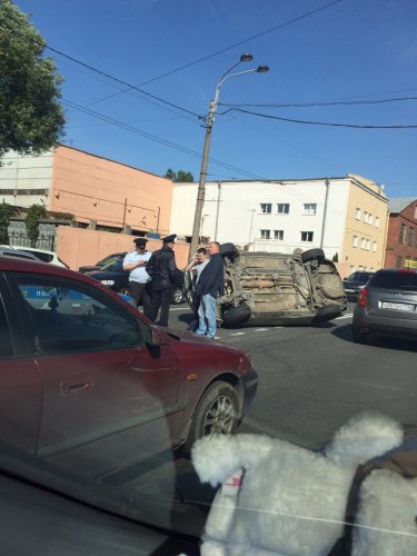 На Васильевском острове в Петербурге опрокинулась Toyota (3).jpg