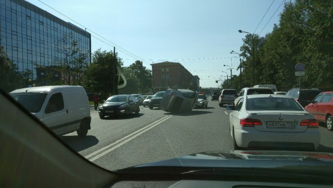 На Васильевском острове в Петербурге опрокинулась Toyota (5).jpg