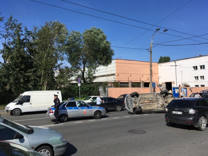 На Васильевском острове в Петербурге опрокинулась Toyota (2).jpg