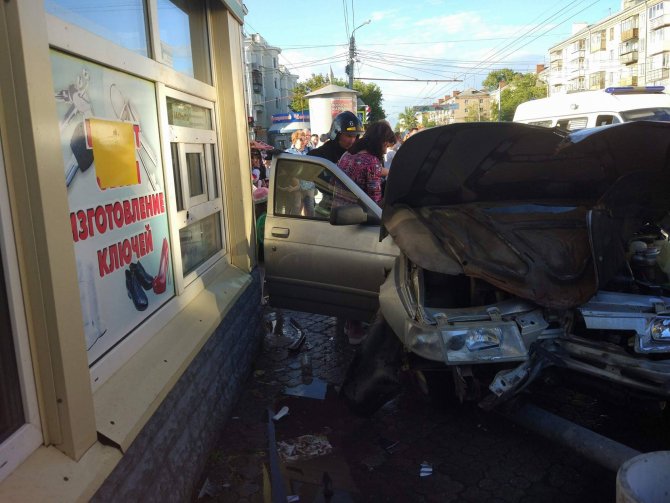 В Челябинске автомобиль после ДТП вылетел на остановку и сбил женщину с ребенком (2).jpg