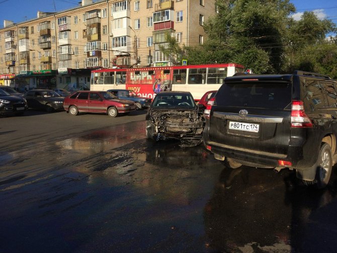 В Челябинске автомобиль после ДТП вылетел на остановку и сбил женщину с ребенком (1).jpg