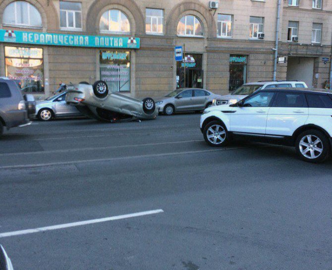 В Петербурге на Обуховской Обороны в ДТП опрокинулась иномарка (5).jpg