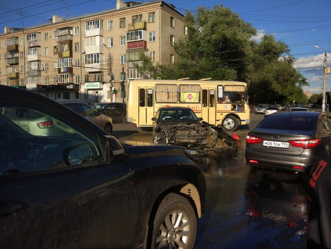 В Челябинске автомобиль после ДТП вылетел на остановку и сбил женщину с ребенком (8).jpg