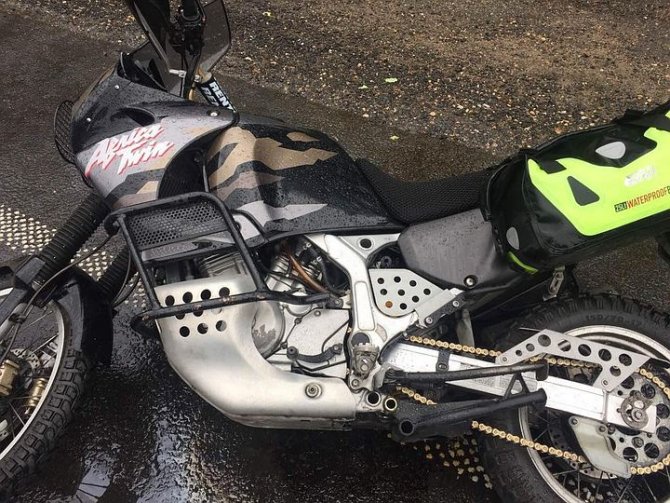 Автомобиль насмерть переехал упавшего мотоциклиста в Тверской области.jpg