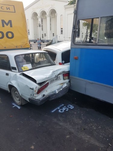 В Краснодаре водитель троллейбуса потеряла сознание и спровоцировала ДТП с 11 машинами (5).jpg