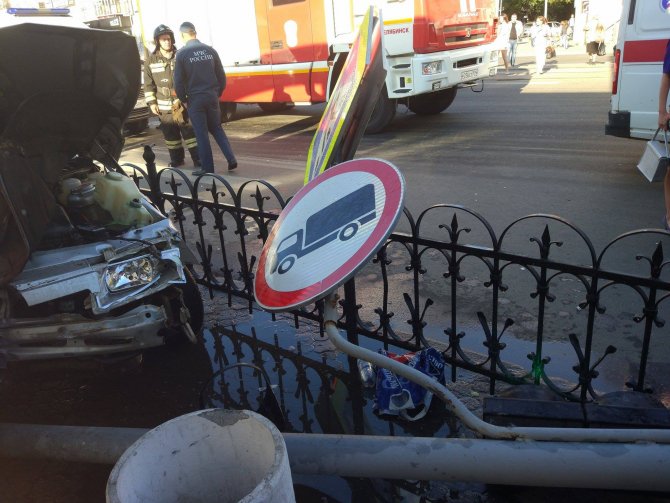 В Челябинске автомобиль после ДТП вылетел на остановку и сбил женщину с ребенком (10).jpg