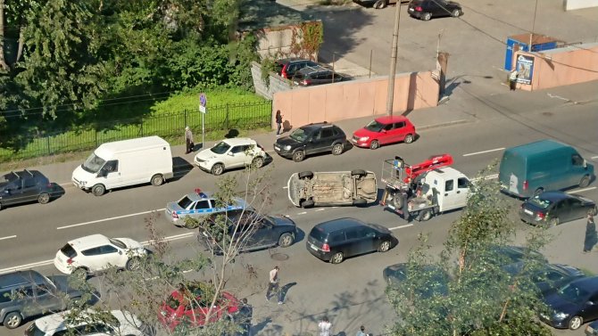 На Васильевском острове в Петербурге опрокинулась Toyota (4).jpg