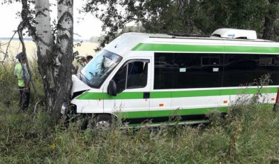 Под Уфой маршрутка с пассажирами неудачно пошла на обгон и оказалась в кювете