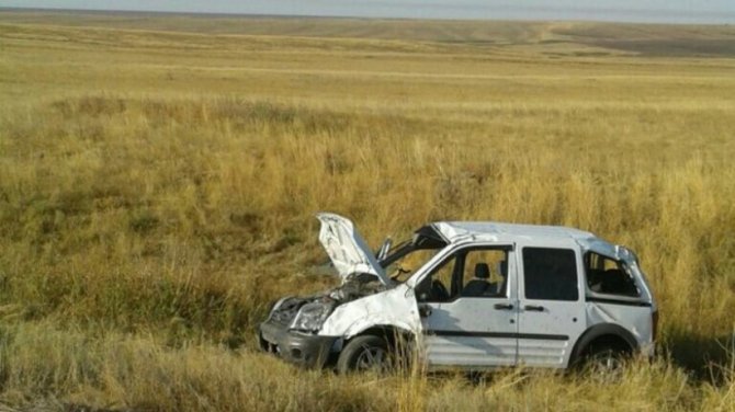 В Оренбургской области Ford опрокинулся в кювет погибли два пассажира (1).jpg
