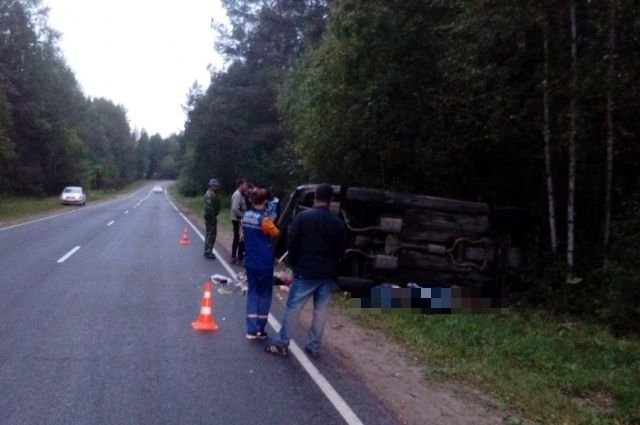 Два человека погибли в опрокинувшемся «Лексусе» в Тверской области.jpg