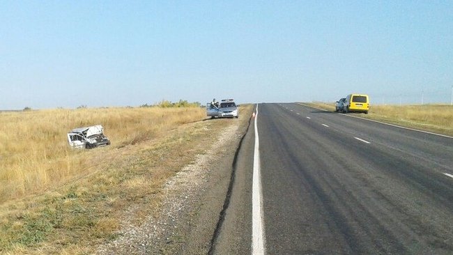 В Оренбургской области Ford опрокинулся в кювет погибли два пассажира (2).jpg