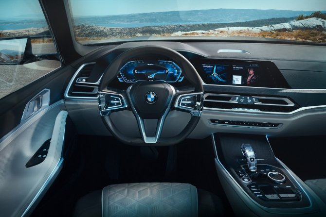 Новый BMW X7 салон и панель управления.jpg