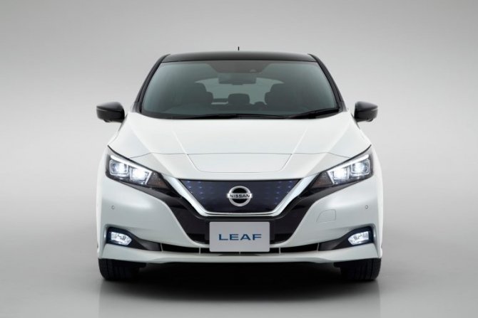 Nissan Leaf 2018 вид спереди.jpg