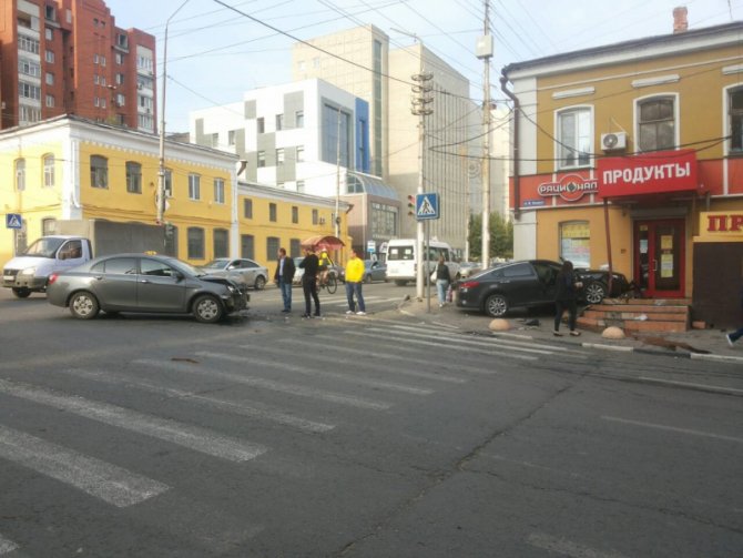 В центре Саратова машина сбила женщину и врезалась в здание (3).jpg