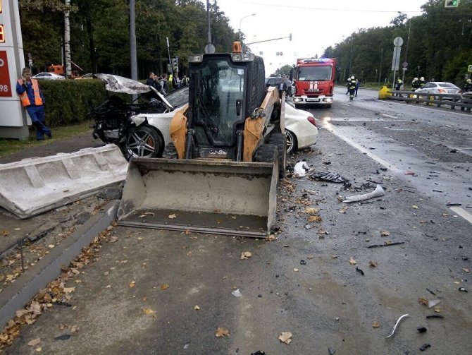 Четыре человека пострадали в ДТП с трактором в Москве (2).jpg