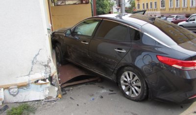 В центре Саратова машина сбила женщину и врезалась в здание