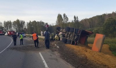 Женщина погибла при опрокидывании КамАЗа под Тулой