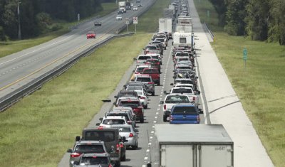 Tesla обновила прошивки своих электрокаров, чтоб клиенты ушли от урагана