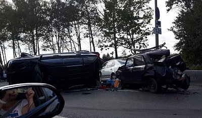 Грузовик протаранил пять автомобилей под Москвой