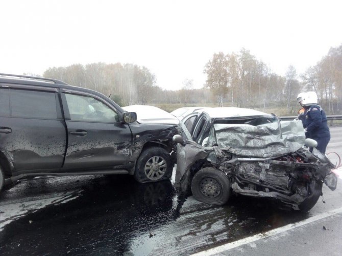 Водитель иномарки погиб в массовом ДТП под Новосибирском (2).jpg