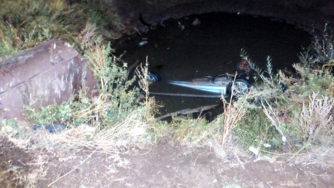В Новосергиевском районе Ford утонул в яме – погибли два молодых человека (3).JPG