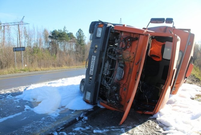 При опрокидывании автобуса в Нижневартовском районе пострадали шесть человек (2).jpg