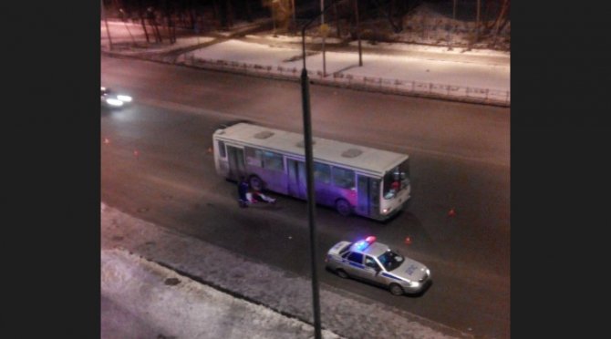 В Омске автобус насмерть сбил человека