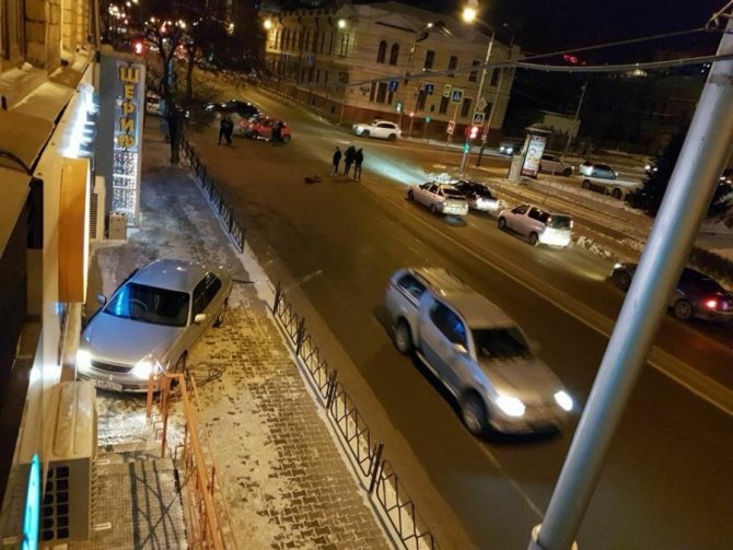 В Красноярске после ДТП машина врезалась в здание