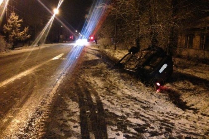 В Вельске автомобиль врезался в дерево – погибла женщина-водитель