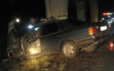 Под Славском иномарка врезалась в дерево: погибла 17-летняя девушка