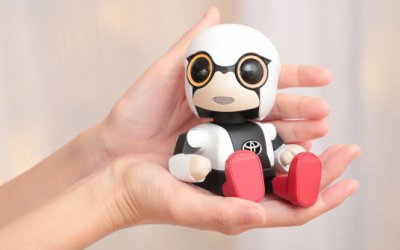 Toyota выпустили миниатюрного робота Kirobo, который умеет общаться и с автомобилем, и с хозяином