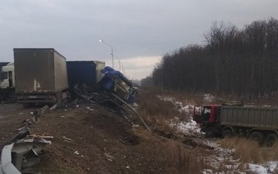 Под Уфой водитель фуры спровоцировал ДТП