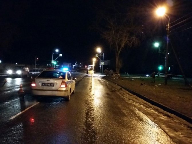 В Пскове иномарка врезалась в дерево – погибли три молодых человека (1)