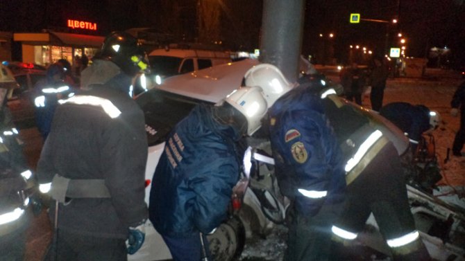 В Воронеже такси врезалось в столб – водитель погиб (3)